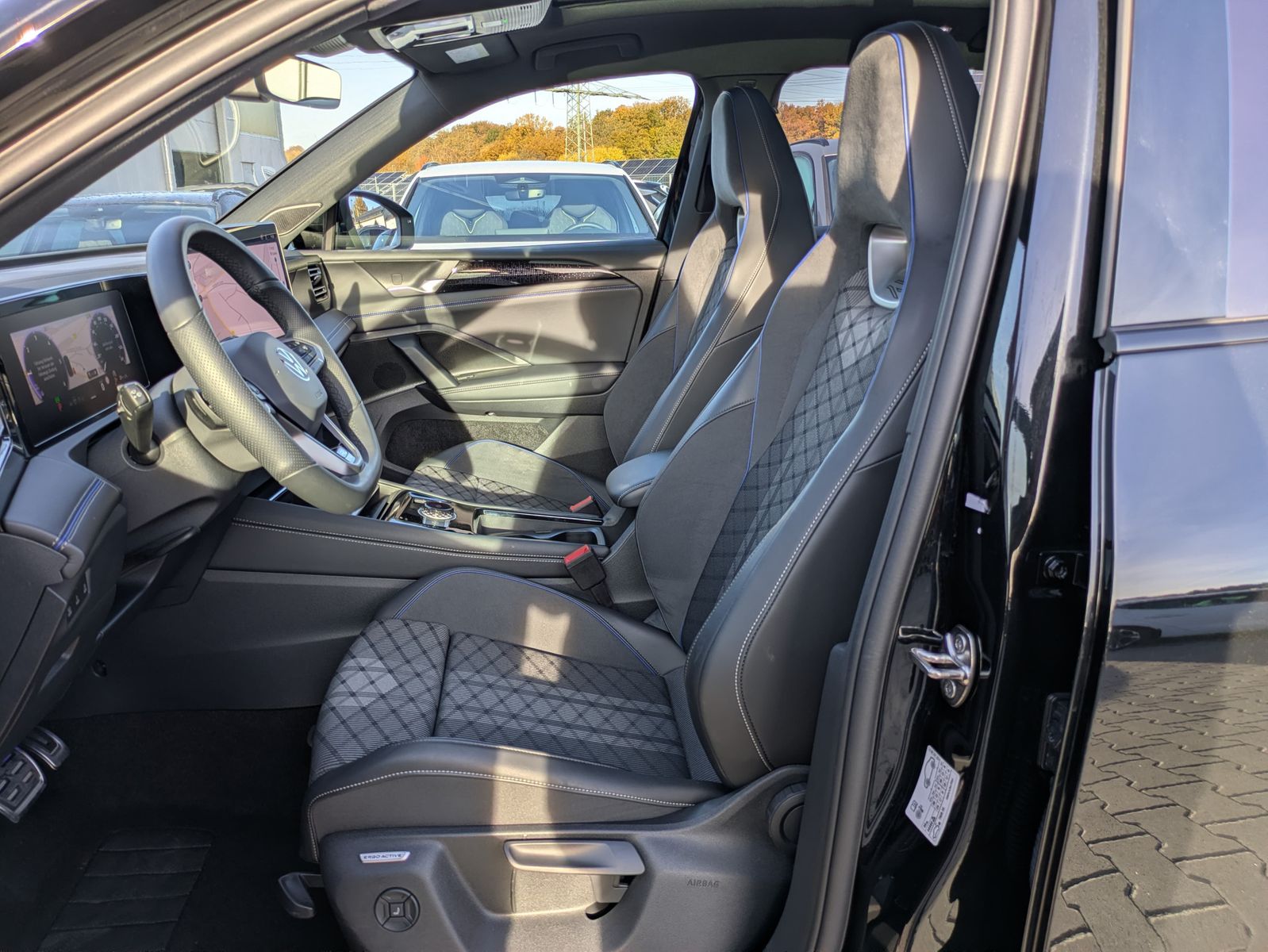 Fahrzeugabbildung Volkswagen Tiguan 2.0TDI R-Line 4M Pano Black Matrix AHK 20