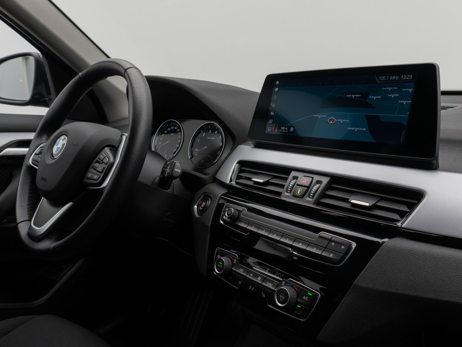 Fahrzeugabbildung BMW X1 sD20i Kamera HUD DAB Alarm Geschwindigkeitsre