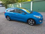 Hyundai i30 blue 1.6 CRDi 100kW Premium mit Panoramadach - Hyundai i30 mit Diesel-Antrieb: 1.6