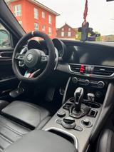 Alfa Romeo Giulia 2.0 Turbo 16V 206kW AT8-Q4 Veloce - silberne Alfa Romeo Giulia