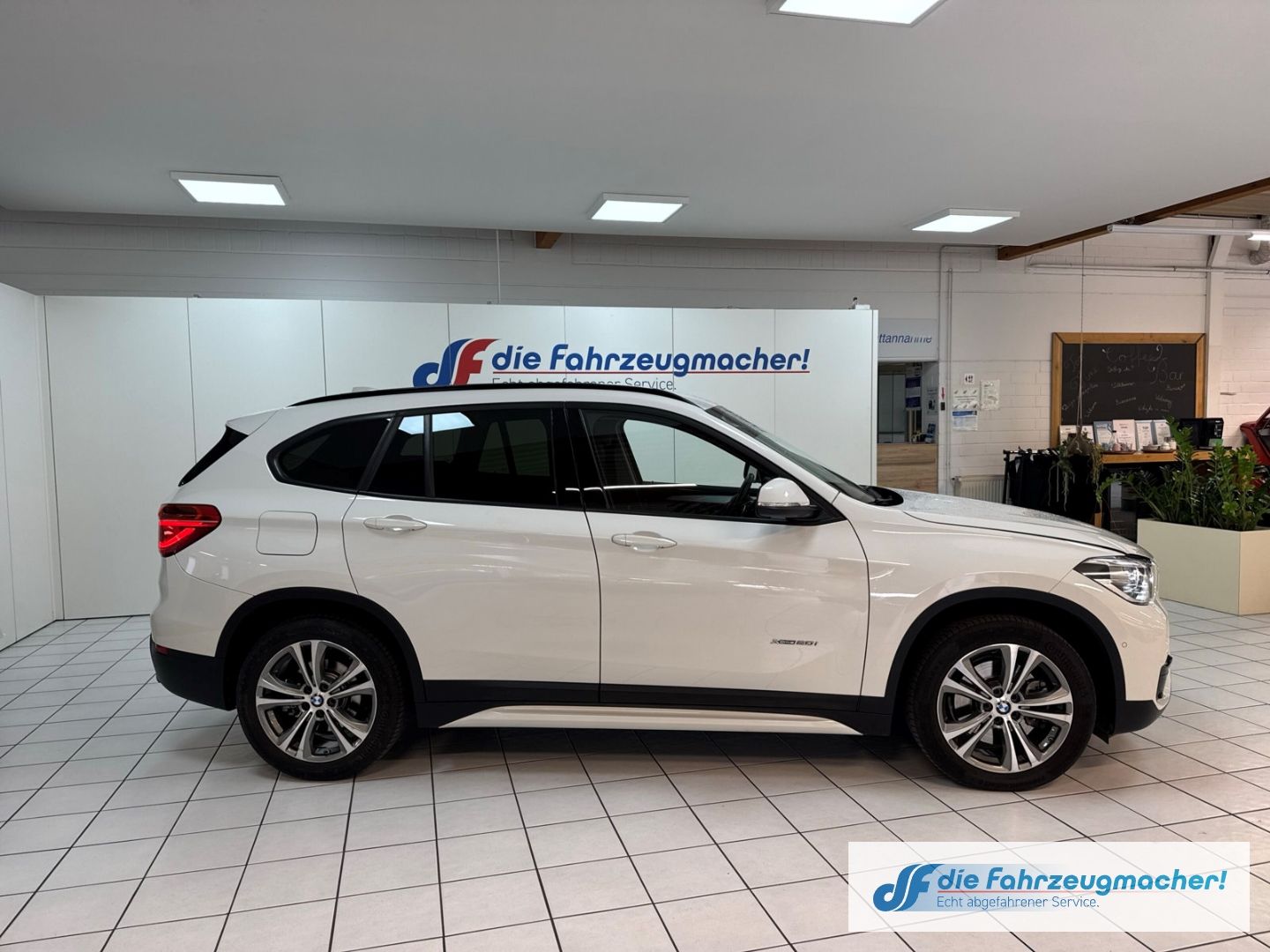 Fahrzeugabbildung BMW X1 xDrive 20 i Sport Line HUD AD Navi Memory Sit