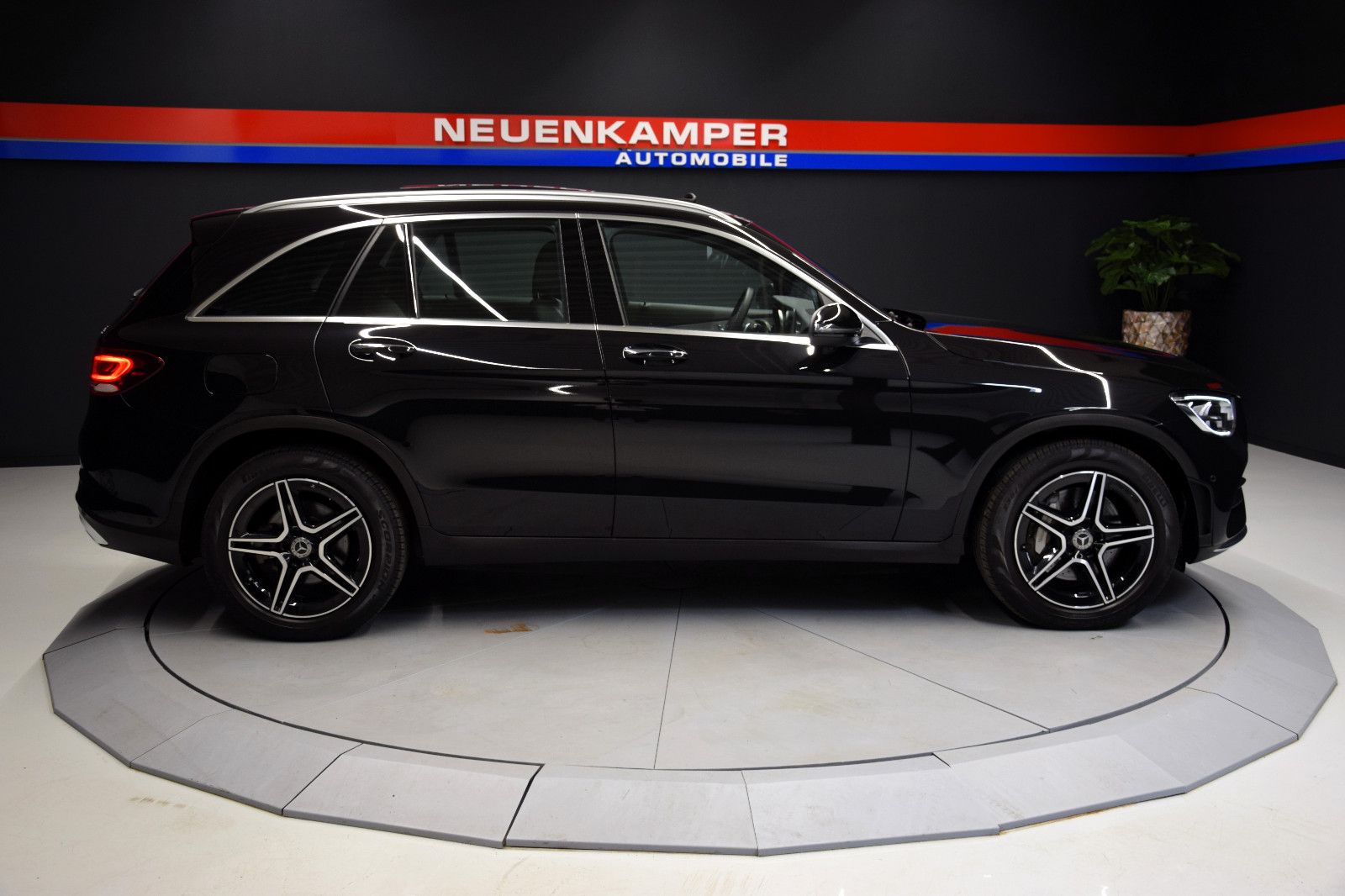 Fahrzeugabbildung Mercedes-Benz GLC 220 d 4Matic AMG Pano HuD Leder ACC Kamera