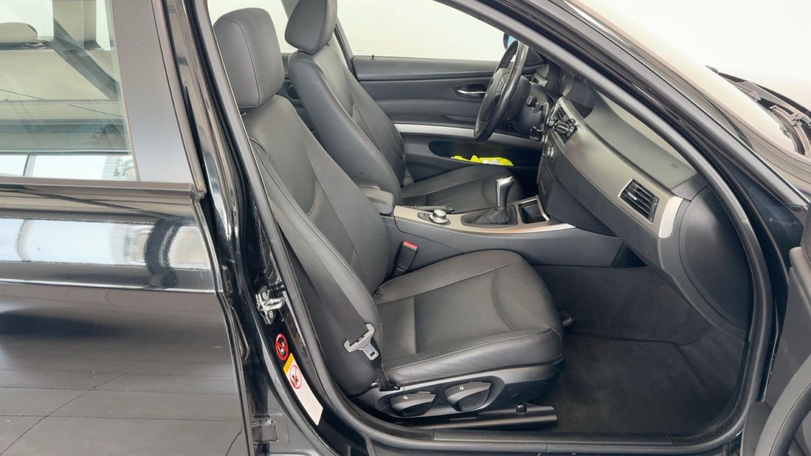 BMW 318d Touring 143 ch BVM / 133 927 km / Toit pano / Cuir / Sièges chauffants / Chaine changée