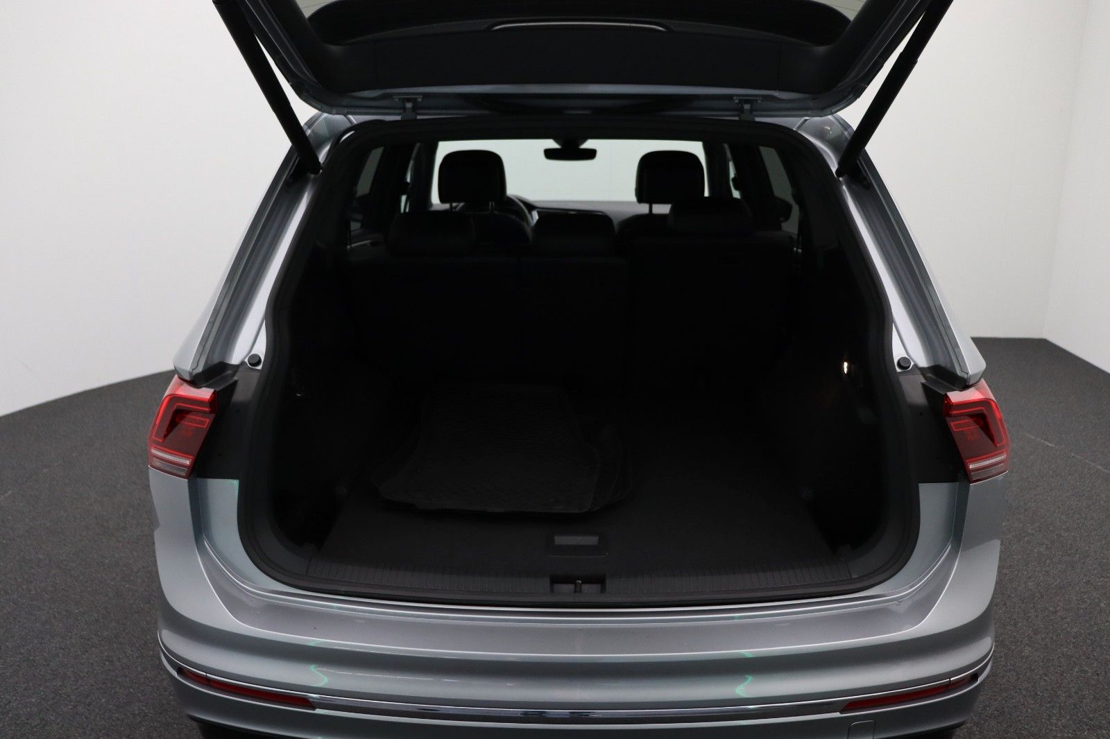 Fahrzeugabbildung Volkswagen Tiguan Allspace Highline 4M Leder R-Line 20"AHK