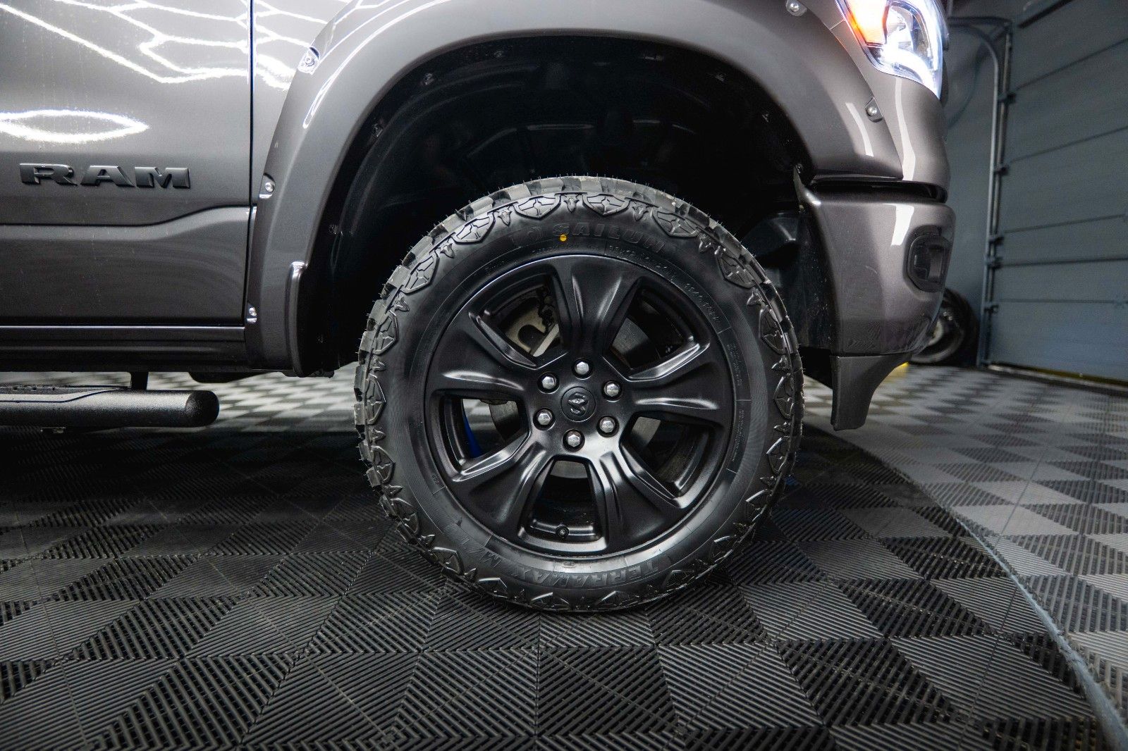 Fahrzeugabbildung Dodge RAM 5.7 V8 HEMI 4x4 OFFROAD Night-Paket *LED*19%