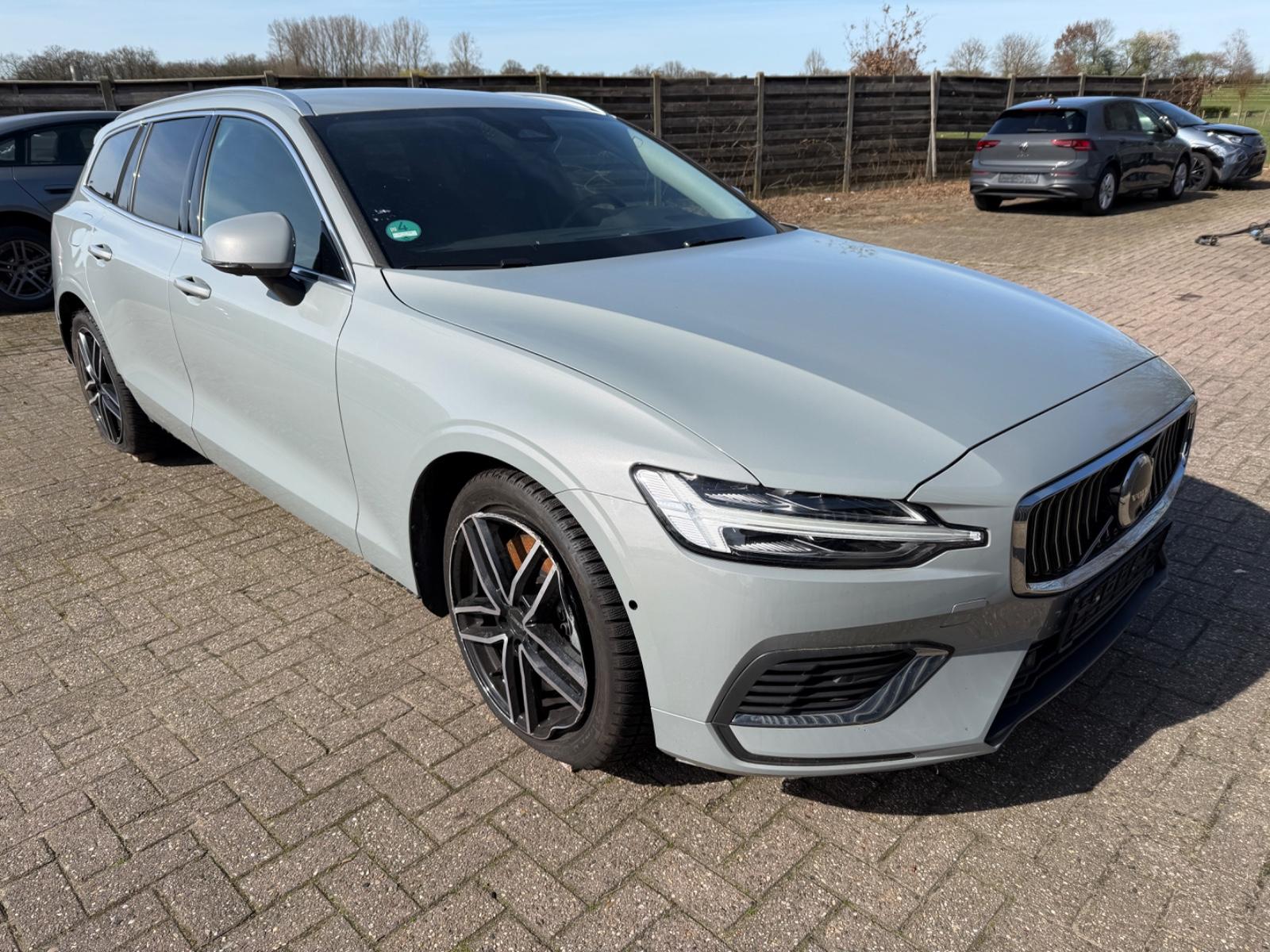 Volvo V60 Kombi Core Recharge Plug-In Hybrid AWD