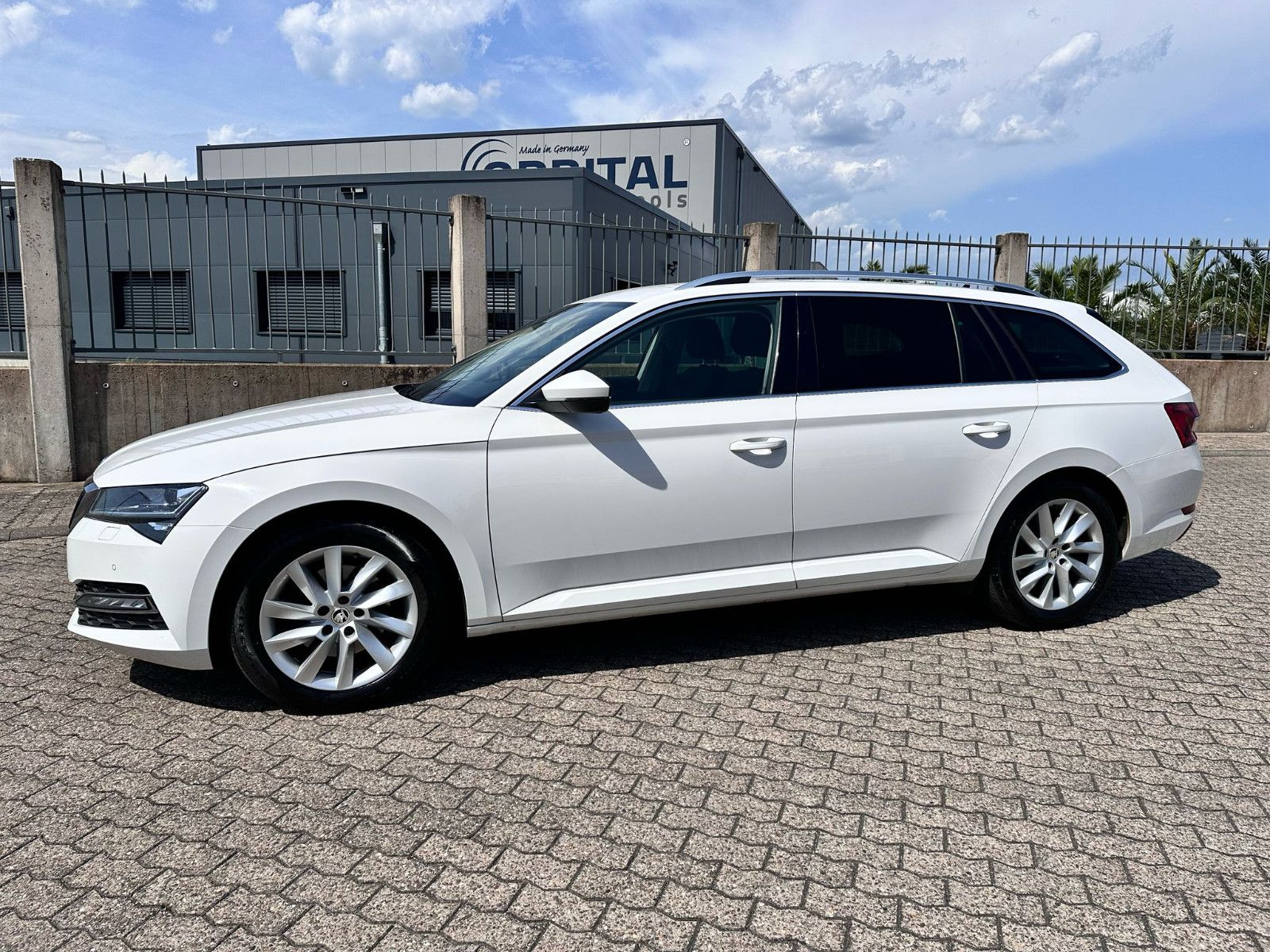 Fahrzeugabbildung SKODA Superb Combi Style / NAVI / GEPFLEGT