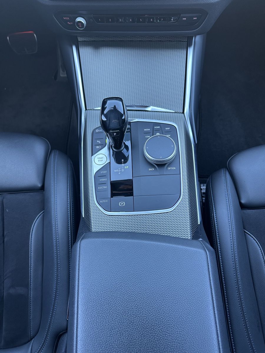 Fahrzeugabbildung BMW 330e M-Sport NAV+LASER+HEAD-UP+19ZOLL+KAMERA+H&K