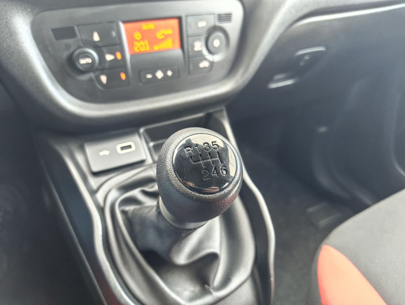 Fahrzeugabbildung Fiat Doblo Kombi Maxi SX 1.6 Mjet 5 Sitzer + AHK