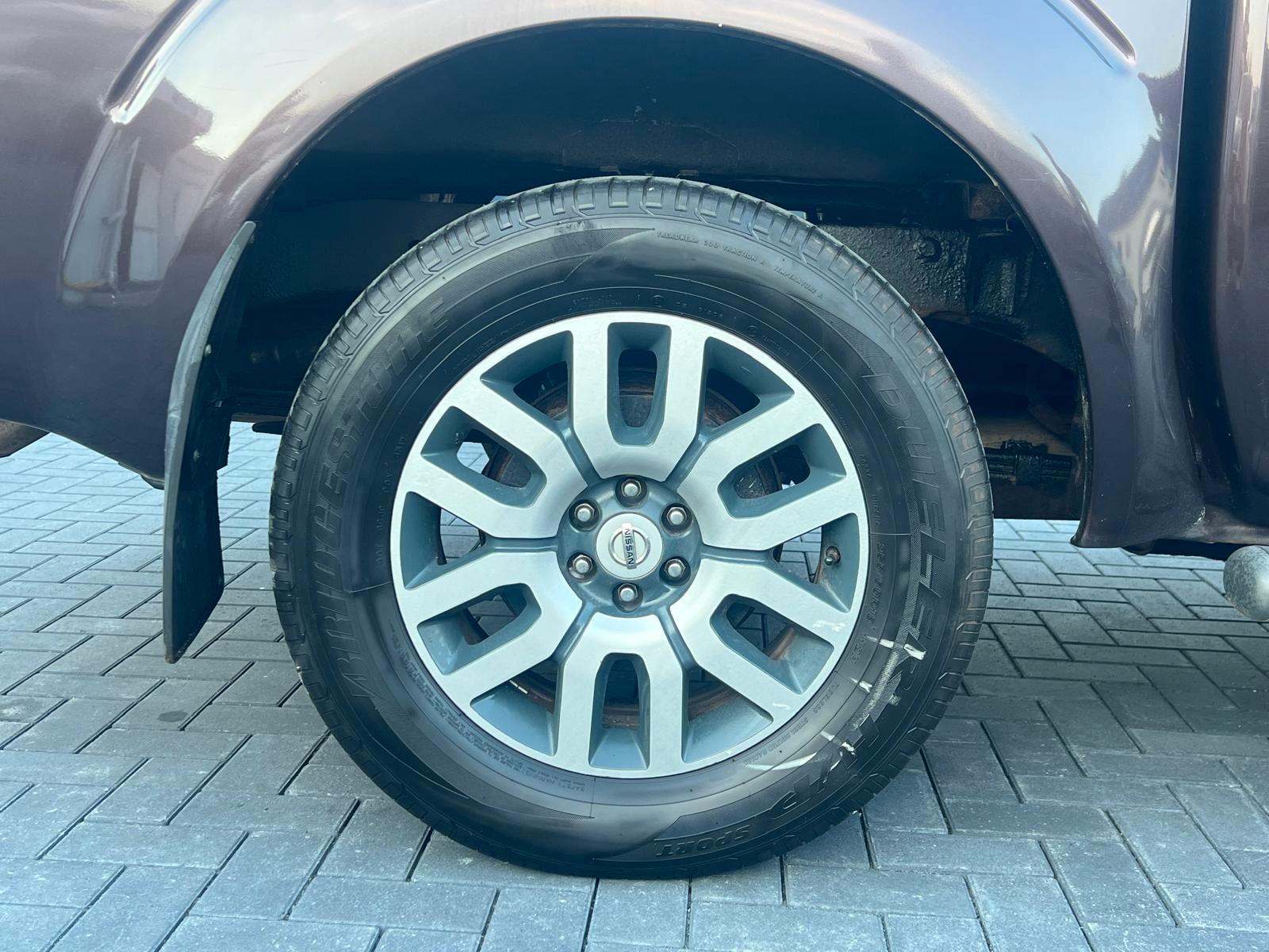 NISSAN NAVARA 2.5 DCI 190 CH 4X4 DOUBLE CAB LE BVA – GPS – SIÈGES CHAUFFANTS – CAMÉRA – ATTELAGE