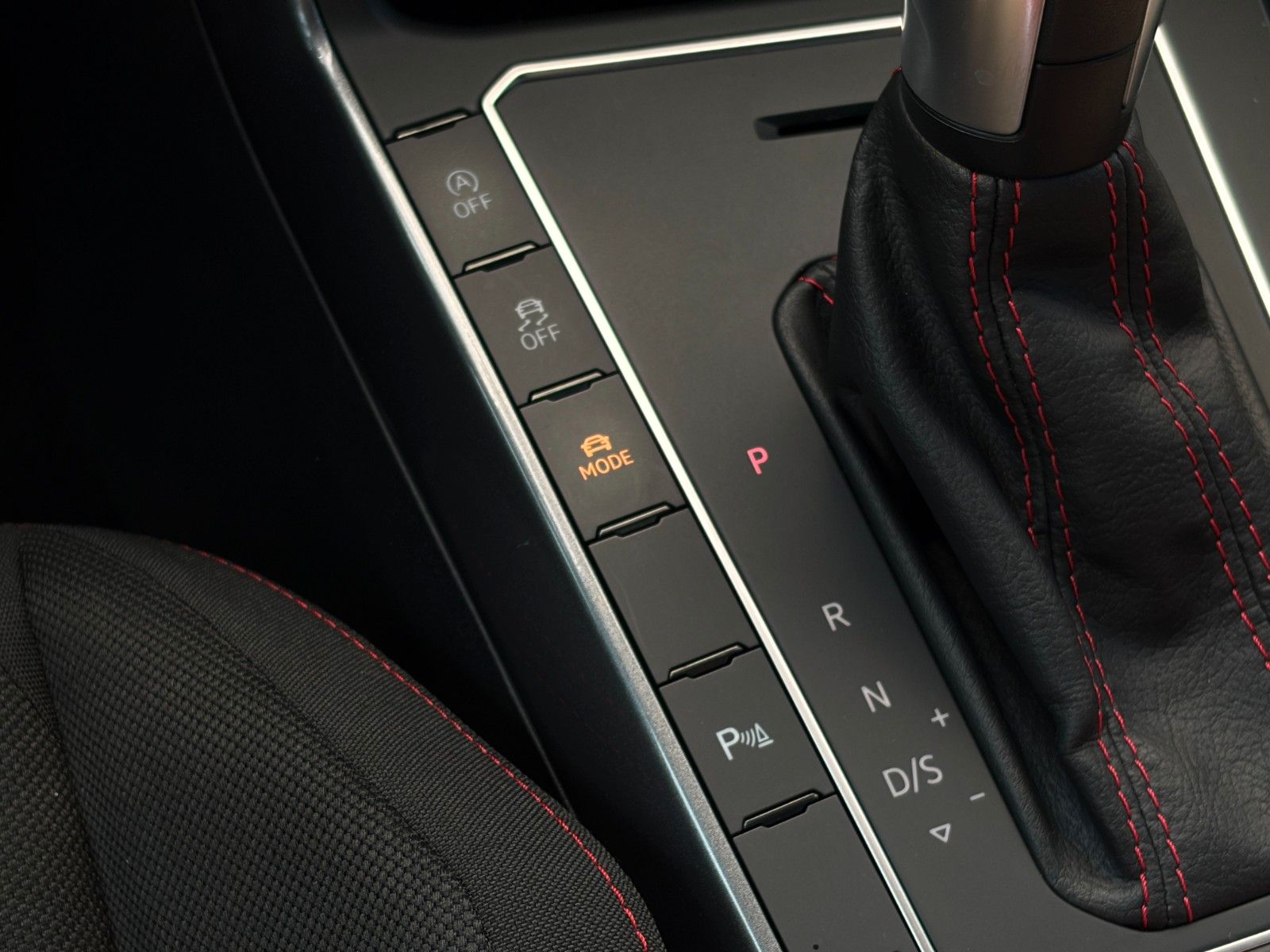 Fahrzeugabbildung Volkswagen Polo VI GTI 2.0 TSI DSG KW ACC PDC SHZ CarPlay