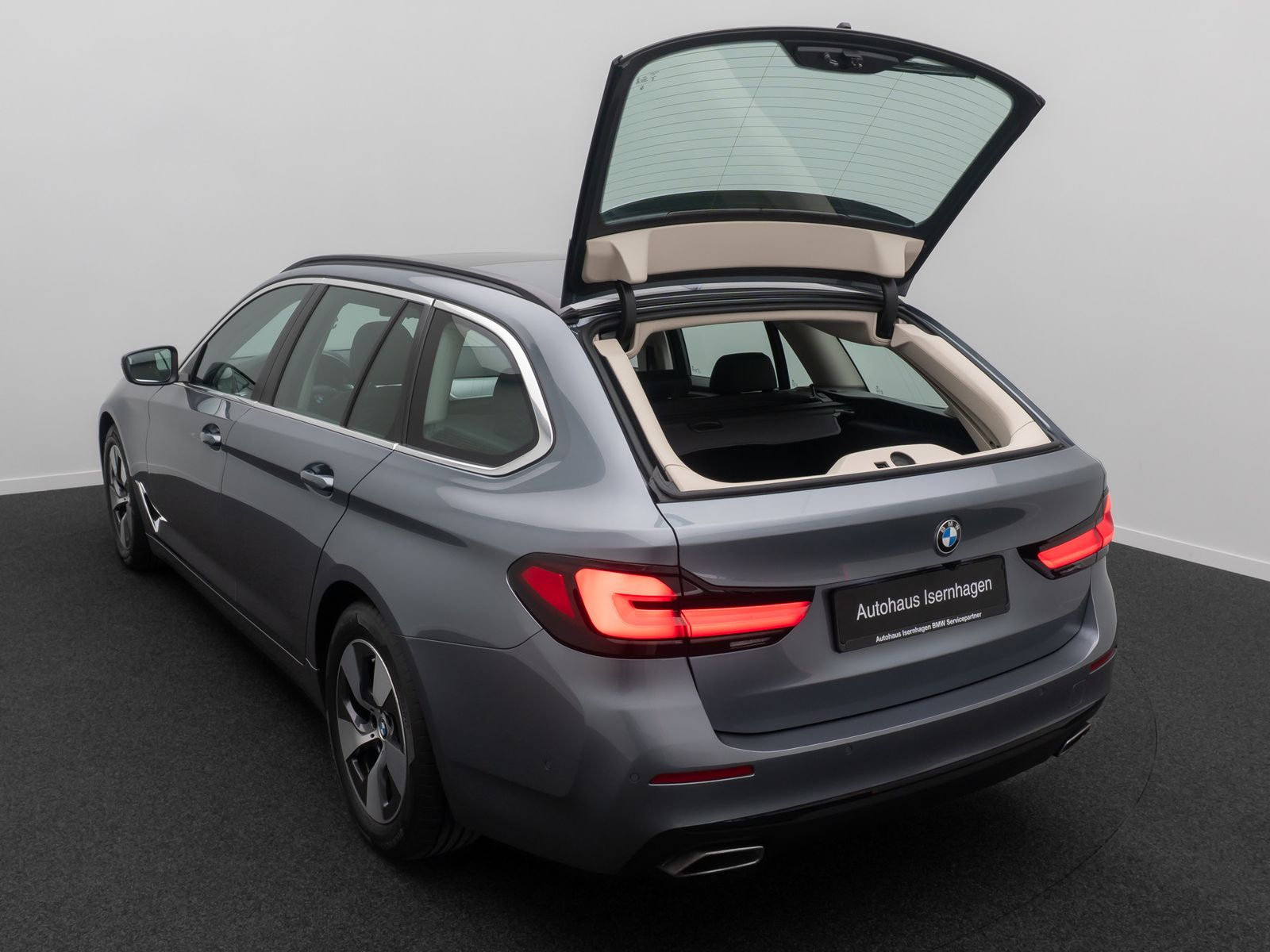 Fahrzeugabbildung BMW 520d Kamera HUD Alarm Panorama DAB Leder Sport
