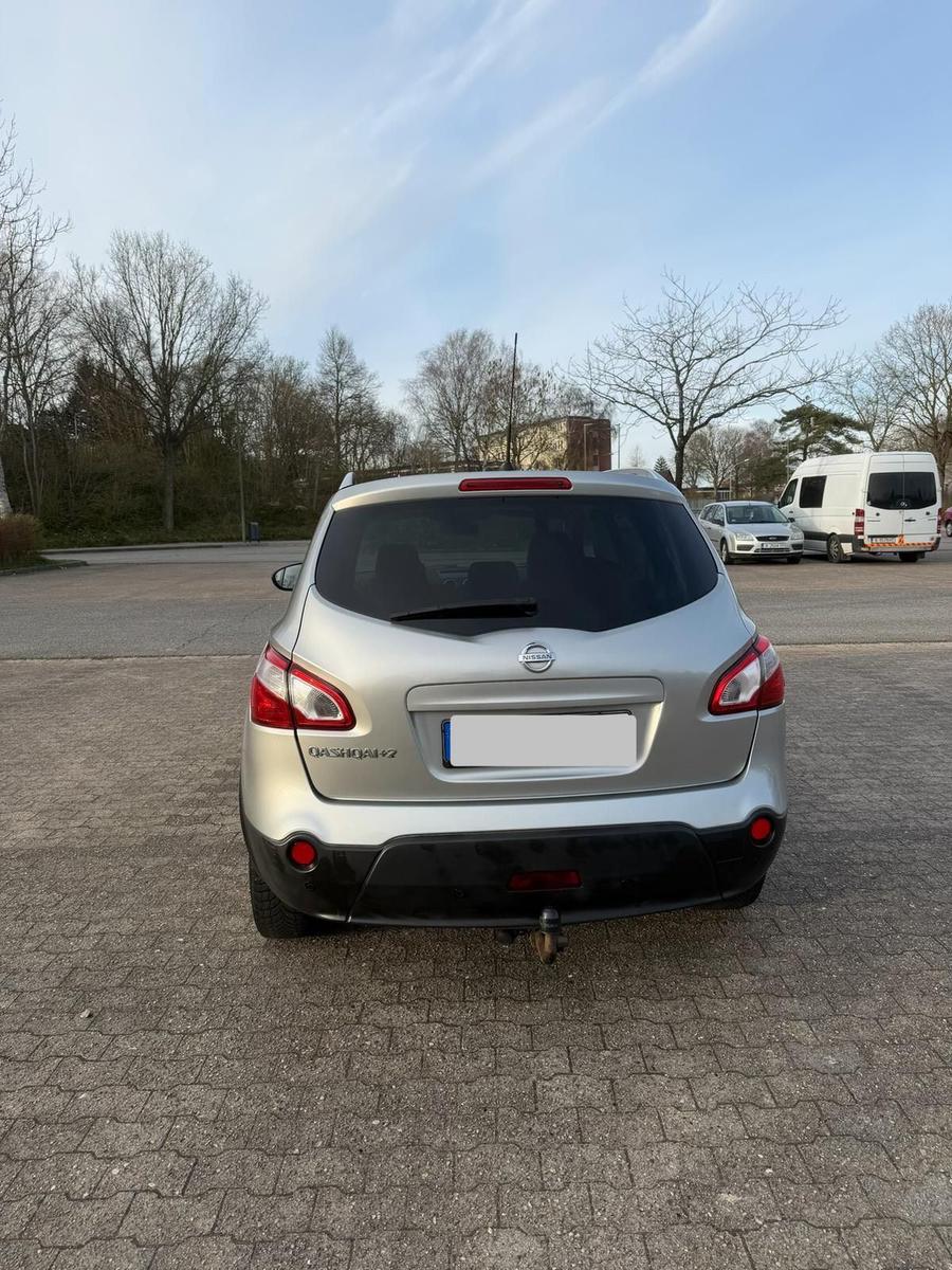 Nissan Qashqai+2 2011 — rear view