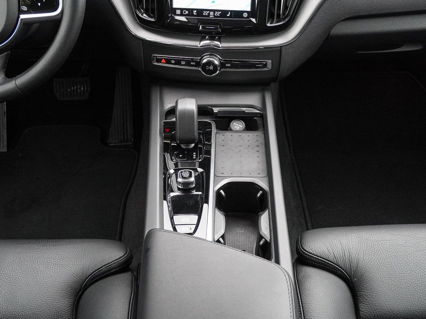 Volvo XC60 B4 B Plus Dark H&K 19ZOLL FRONTHZG SHZ-HI