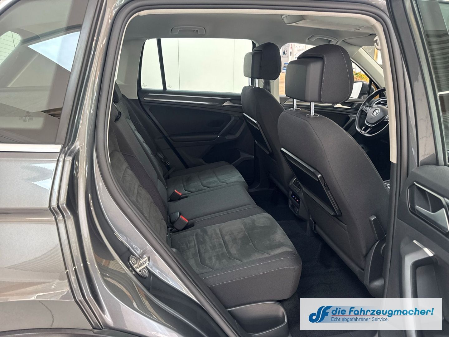 Fahrzeugabbildung Volkswagen Tiguan Highline R-LINE 4Motion 2.0 TSI DSG Sport