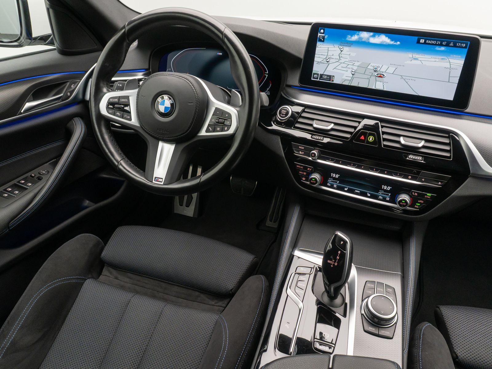 Fahrzeugabbildung BMW 520d M Sport Kamera HUD HiFi AHK Stop&Go Alarm