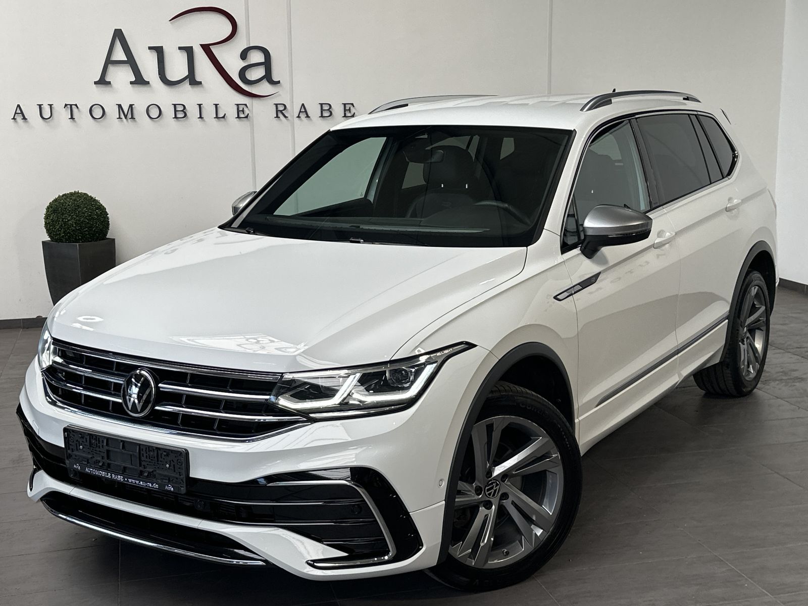 Fahrzeugabbildung Volkswagen Tiguan Allspace 2.0 TDI 4M R-Line NAV+LED+AHK+VC