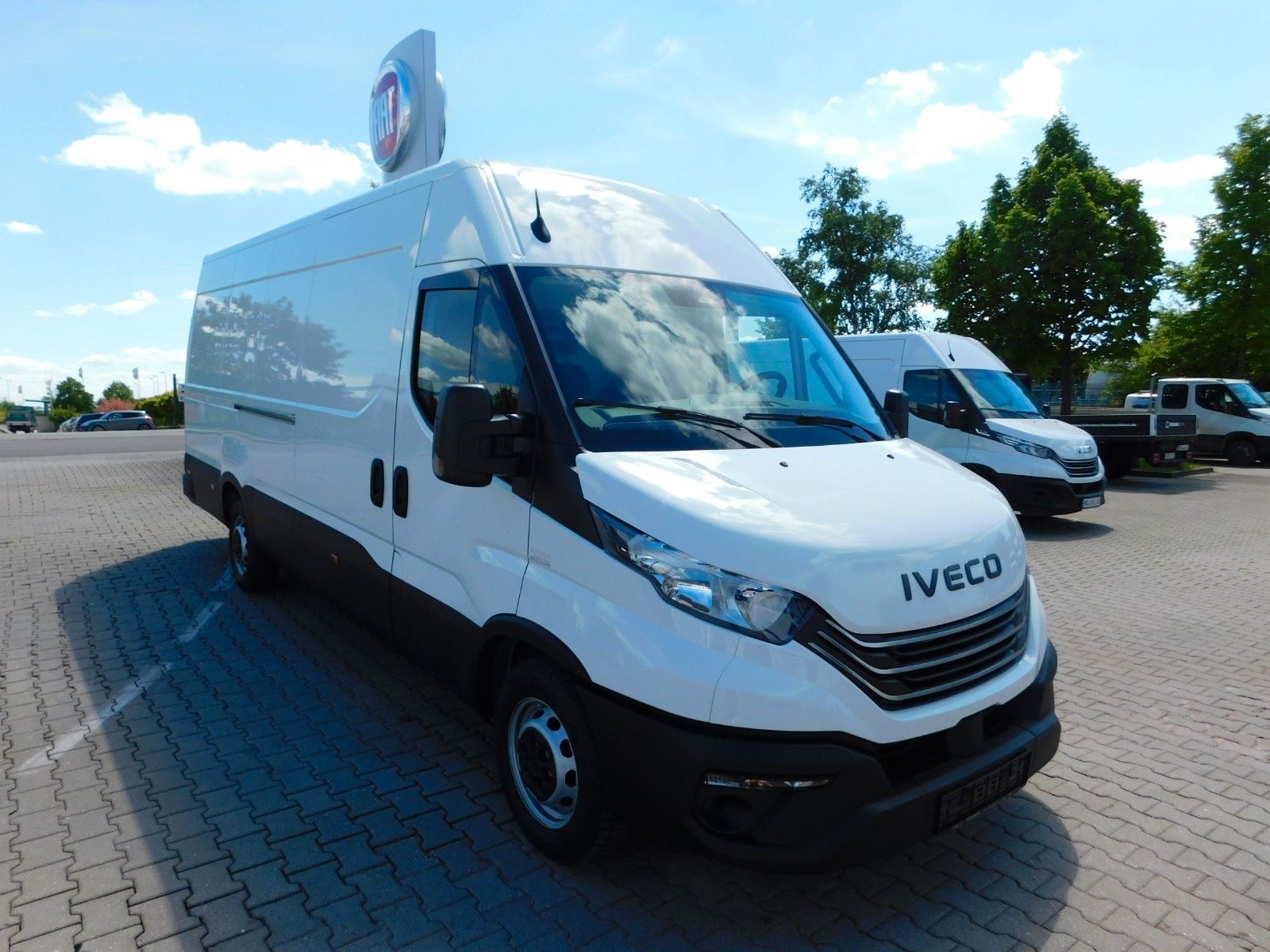 Fahrzeugabbildung Iveco Daily Kasten 3,0 Diesel/Verkleid+Holzboden