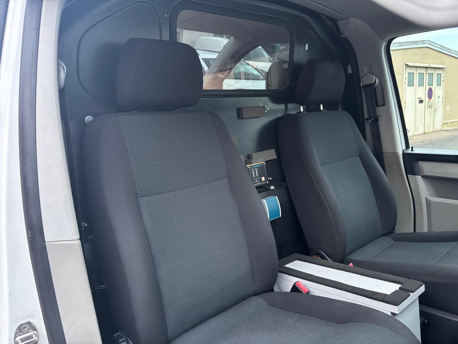 Fahrzeugabbildung Volkswagen T6 Transporter 2.0 TDI Kasten lang-STDHZ-AHK-NAV