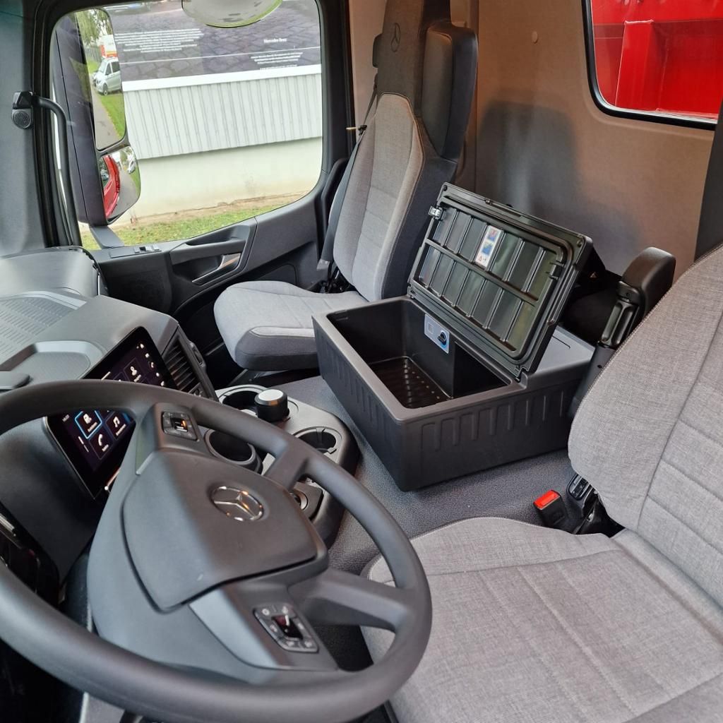 Fahrzeugabbildung Mercedes-Benz Arocs 3246 Meiller Dreiseitenkipper 8x4/4 Navi