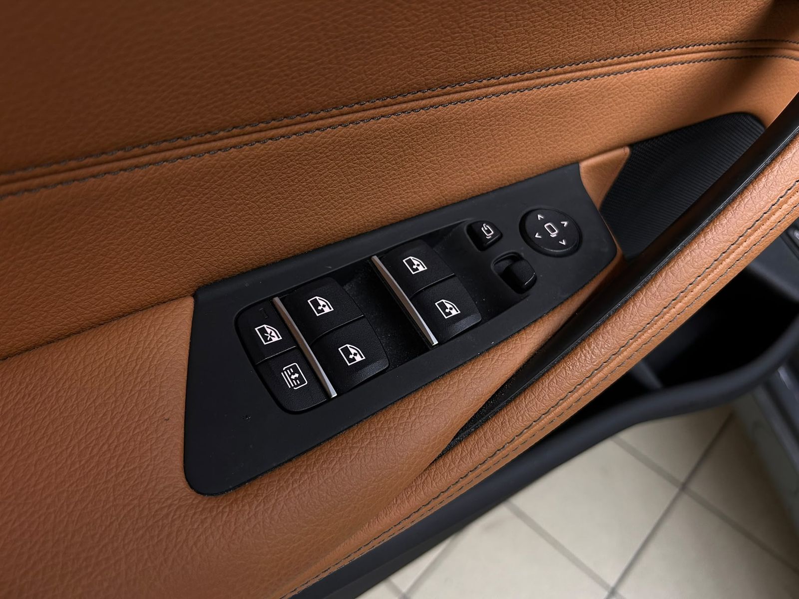 Fahrzeugabbildung BMW 530e xDri LEDER+VIRTU+PROF+LED+SHZ+KAMERA+TEMP+M