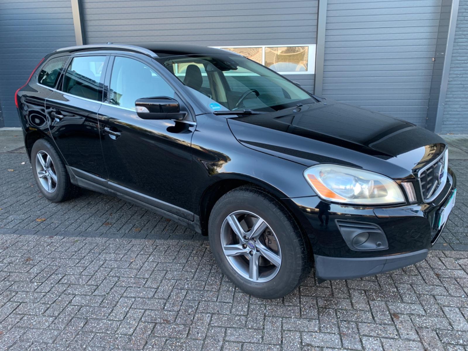 Volvo XC60 2.4D AWD SUMMUM AUT NAVI XENON LEDER PDC