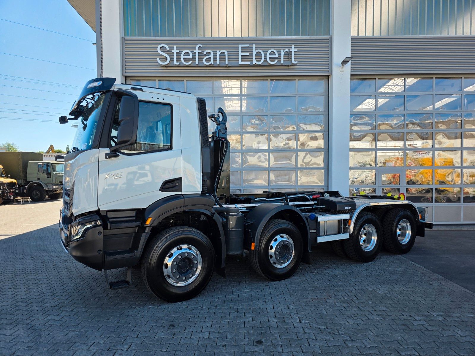 Fahrzeugabbildung Iveco X-Way AD320X46BZ OFF 8x4 Hiab ULT26S53-W-ITF Alu
