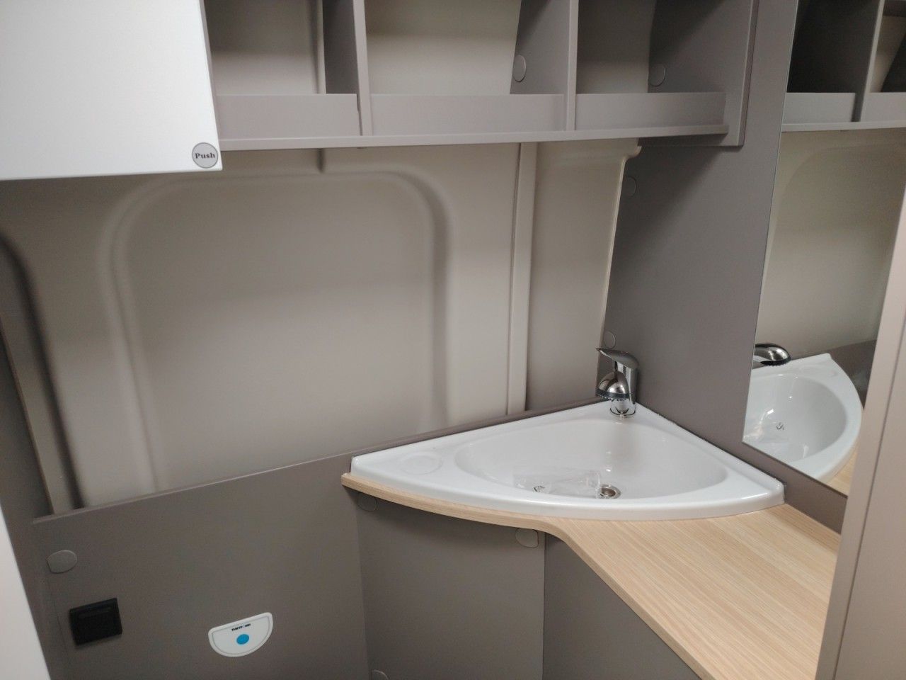 Fahrzeugabbildung LMC Innovan 603 Edition 70 Jahre Markise