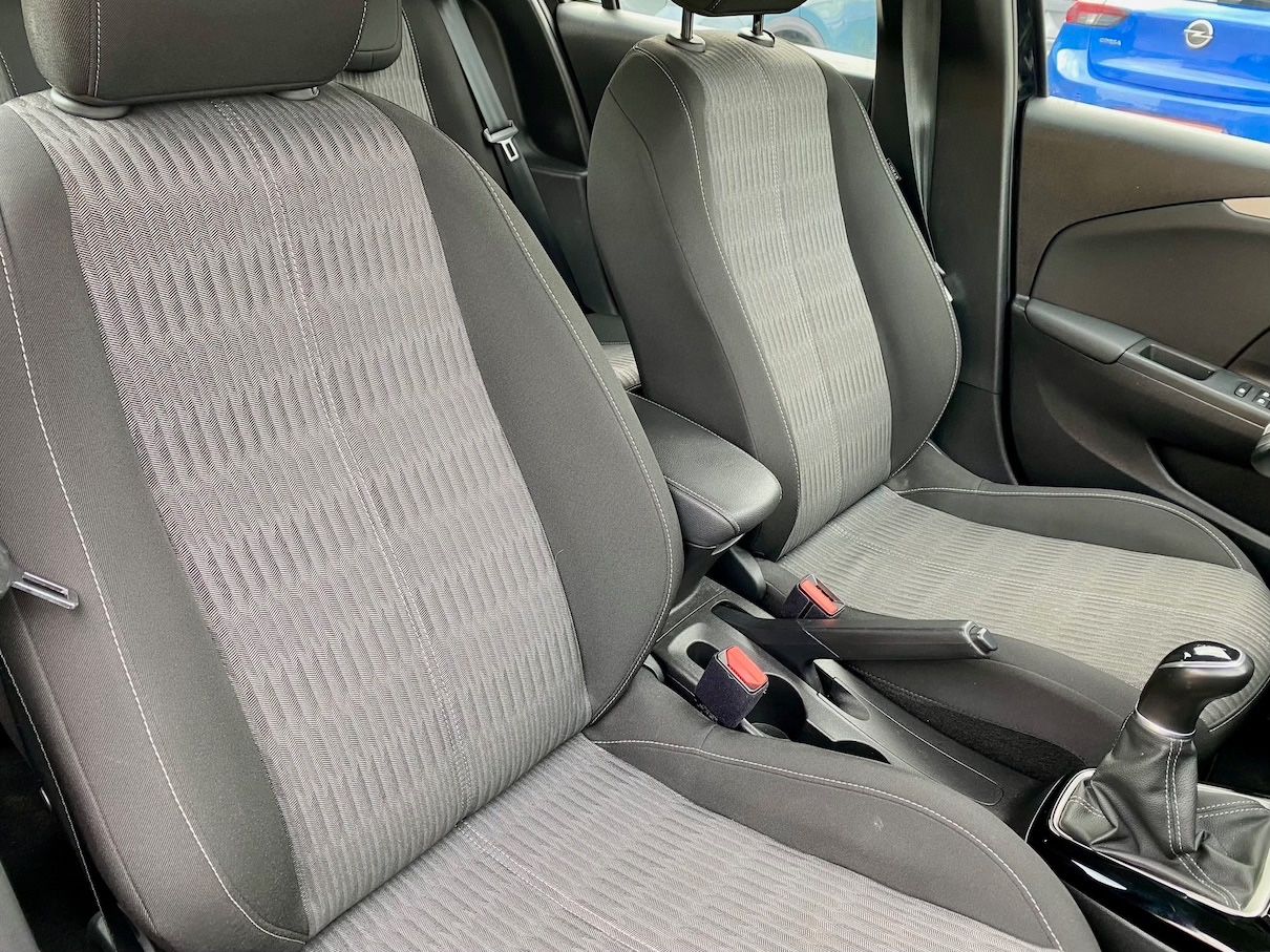 Fahrzeugabbildung Opel Corsa 1.2 Edition KLIMA NAVI GZJR SHZ PDC DAB+