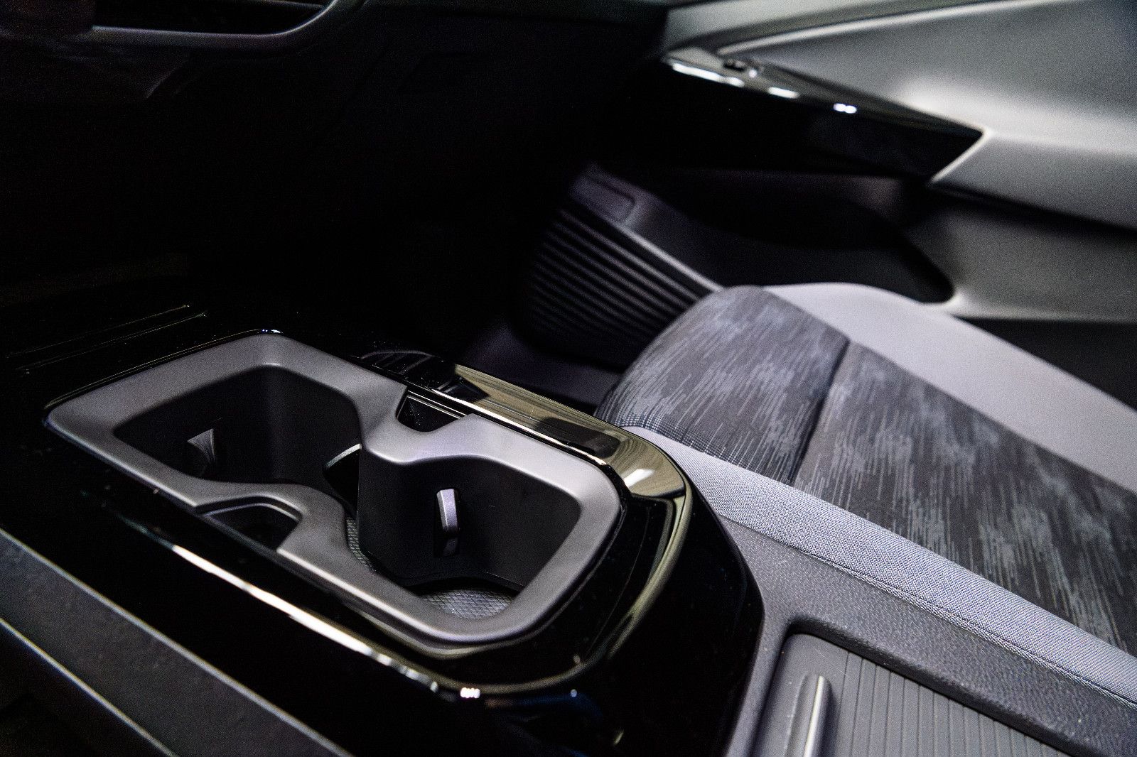 Fahrzeugabbildung Volkswagen ID.4 Pro IQ-LED+AHK+NAV+HUD+WÄRMEPUMPE+H&K+ACC