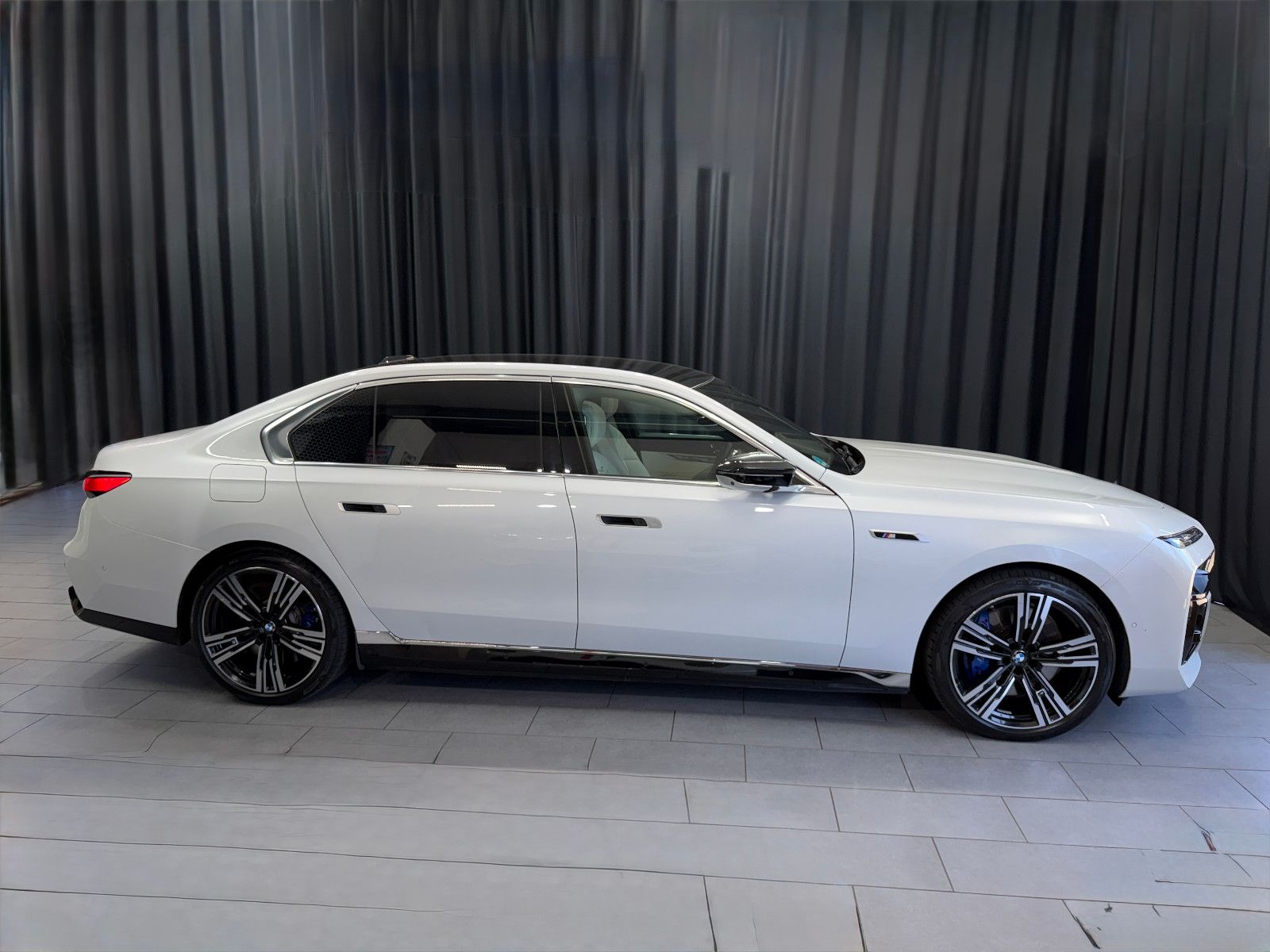 Fahrzeugabbildung BMW M760 e xDrive M-SPORT|TV|B&W|SKY-LOUNGE|MEGAVOLL