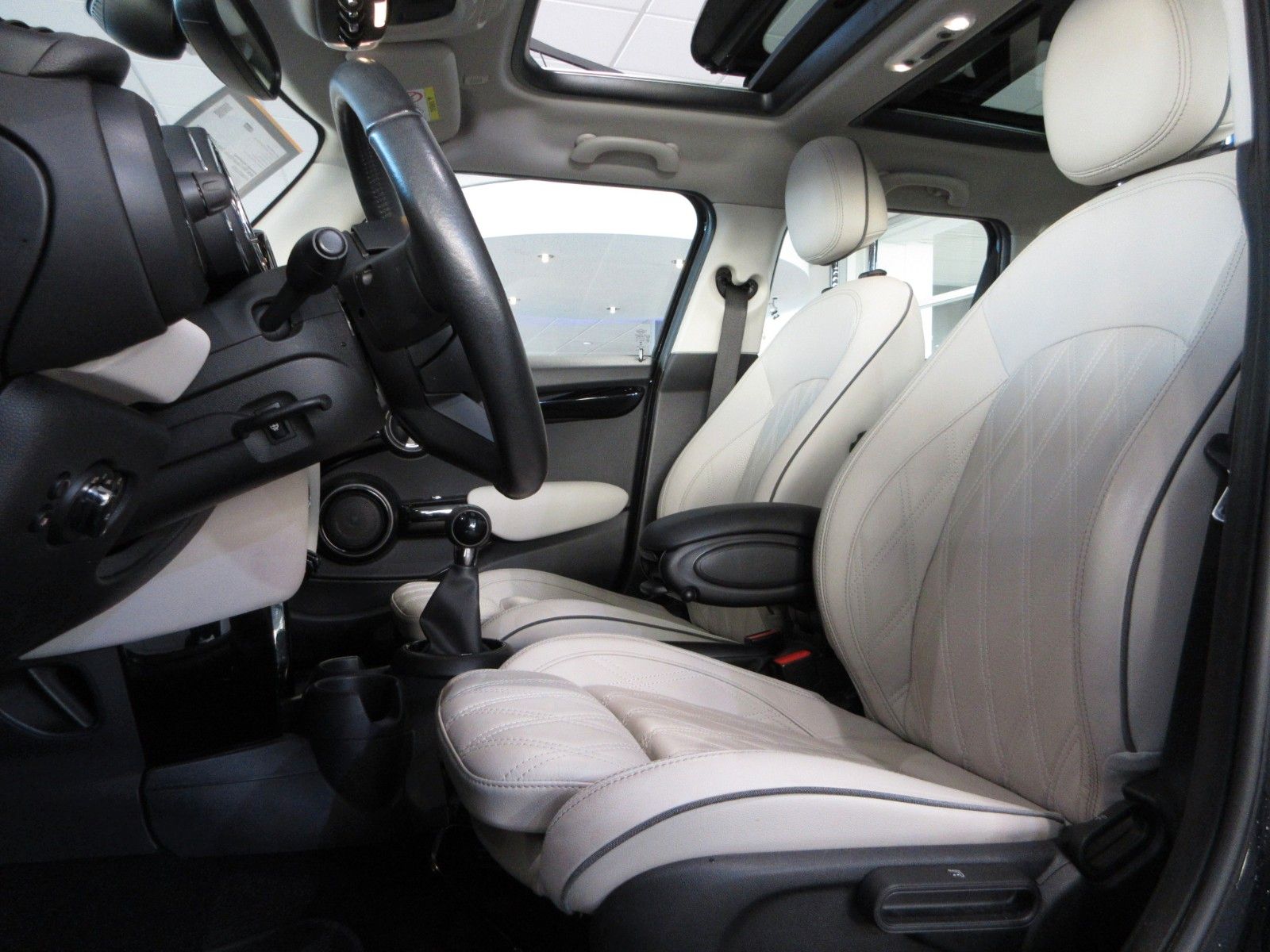 Fahrzeugabbildung MINI Mini Cooper Classic Trim LED/NAVI/SHZ/PANO/LEDER