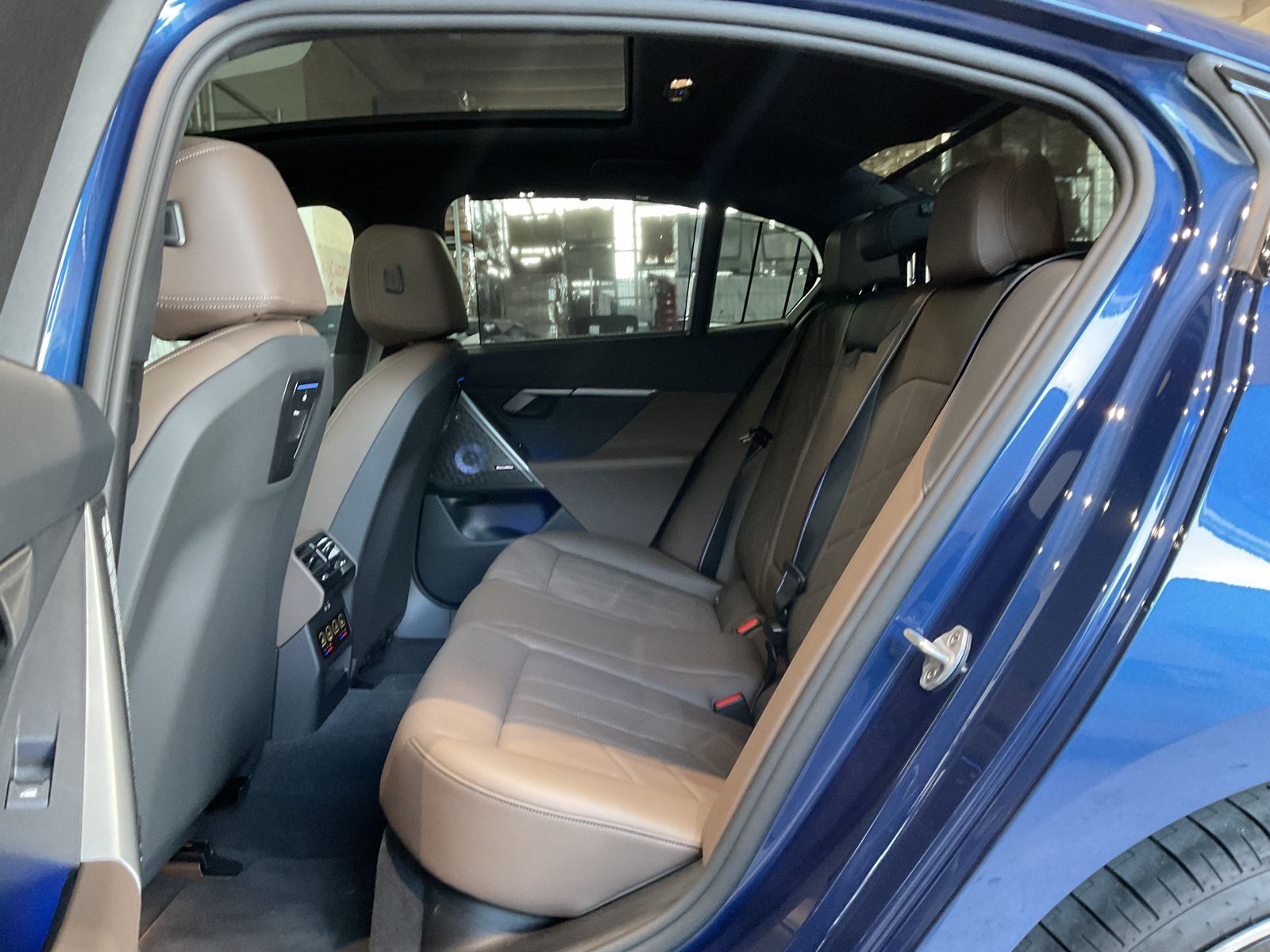 Fahrzeugeinzelansicht 13 Fahrzeugabbildung BMW 550e xDrive Limousine M Sportpaket AHK