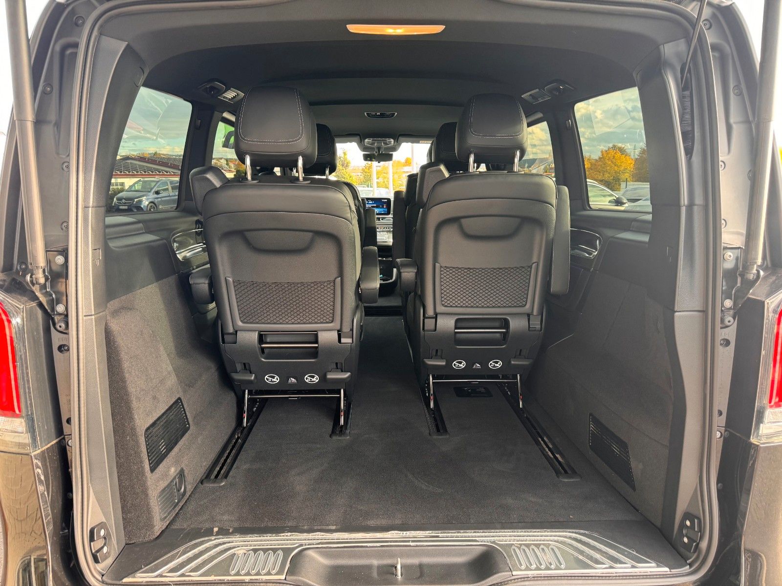 Fahrzeugabbildung Mercedes-Benz V 300 d EXCLUSIVE AIRMATIC AHK2,5 Standheiz