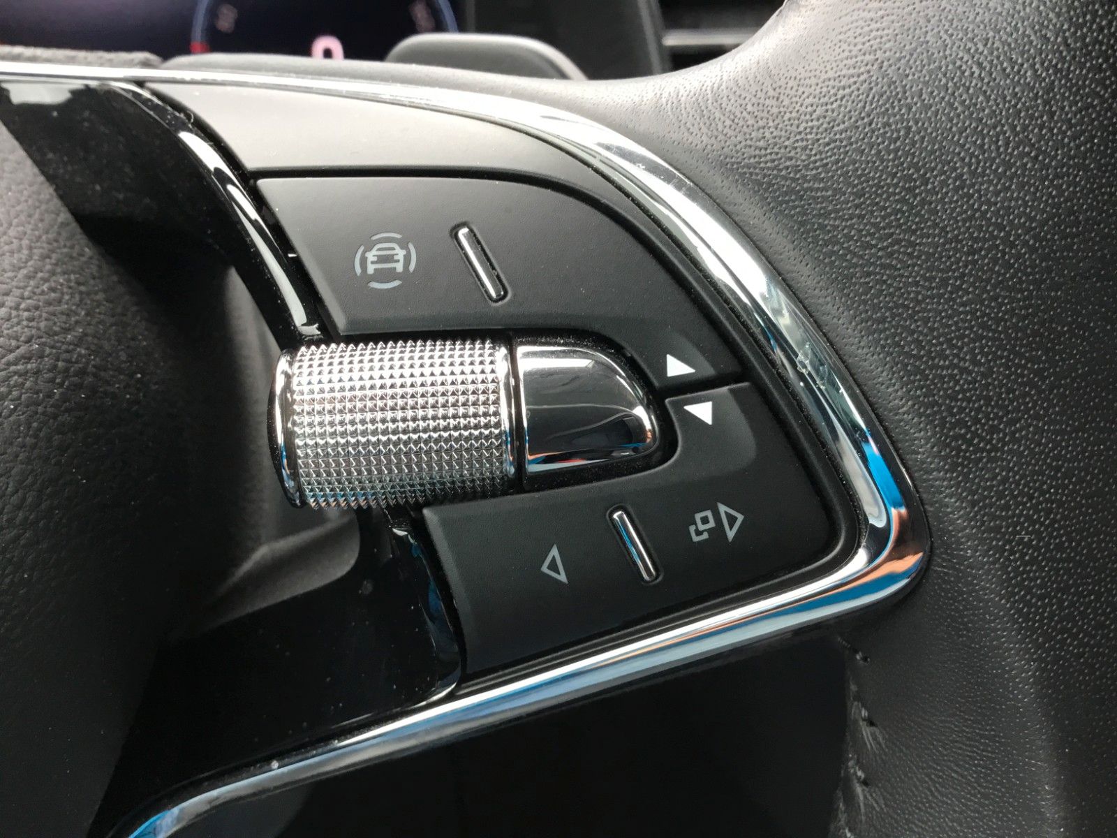 Fahrzeugabbildung SKODA Kamiq 1.5l TSI DSG TOUR+LED+17"+Navi