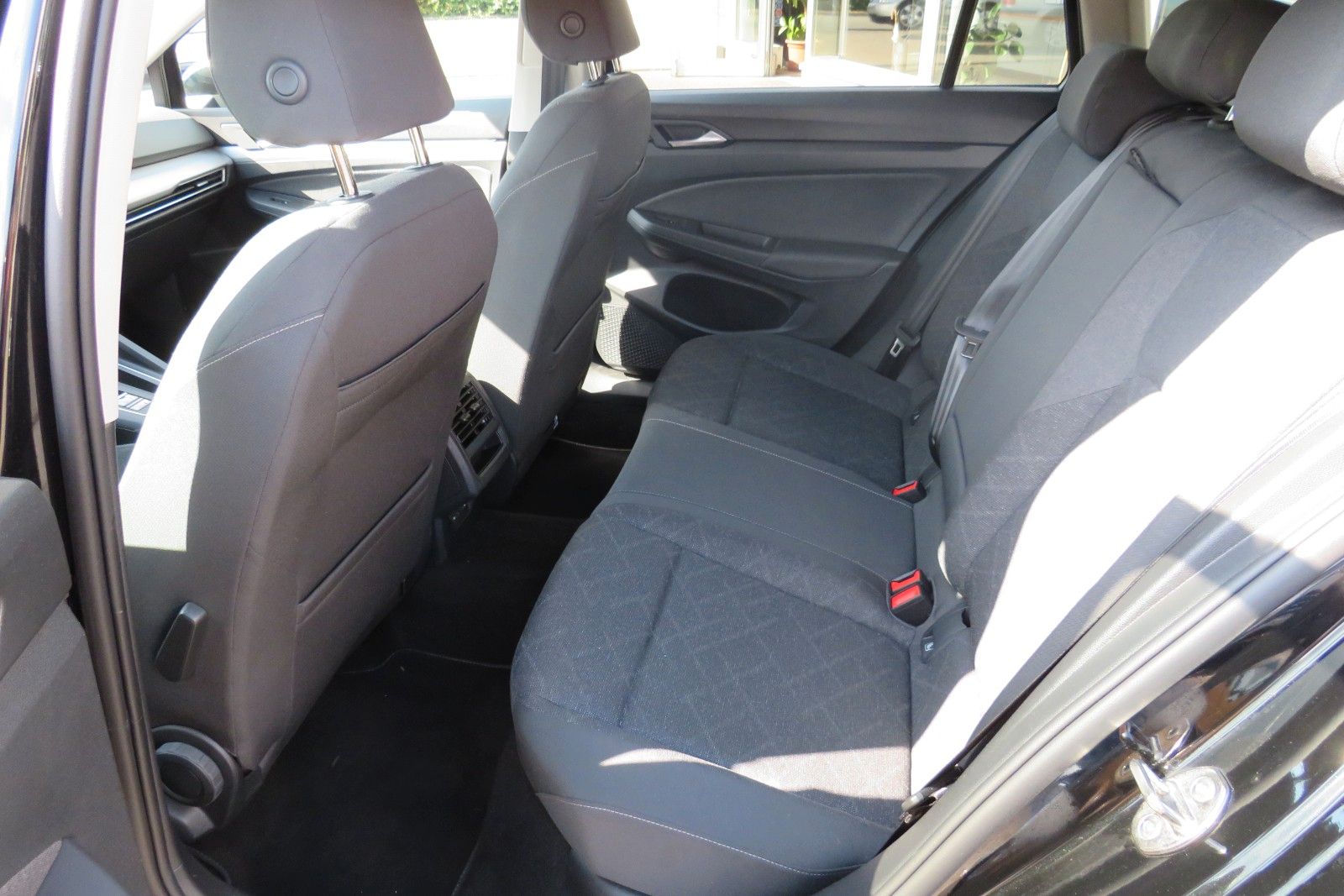 Fahrzeugabbildung Volkswagen Golf Variant LIFE DSG NAVI APP ACC SITZH. LED 1H