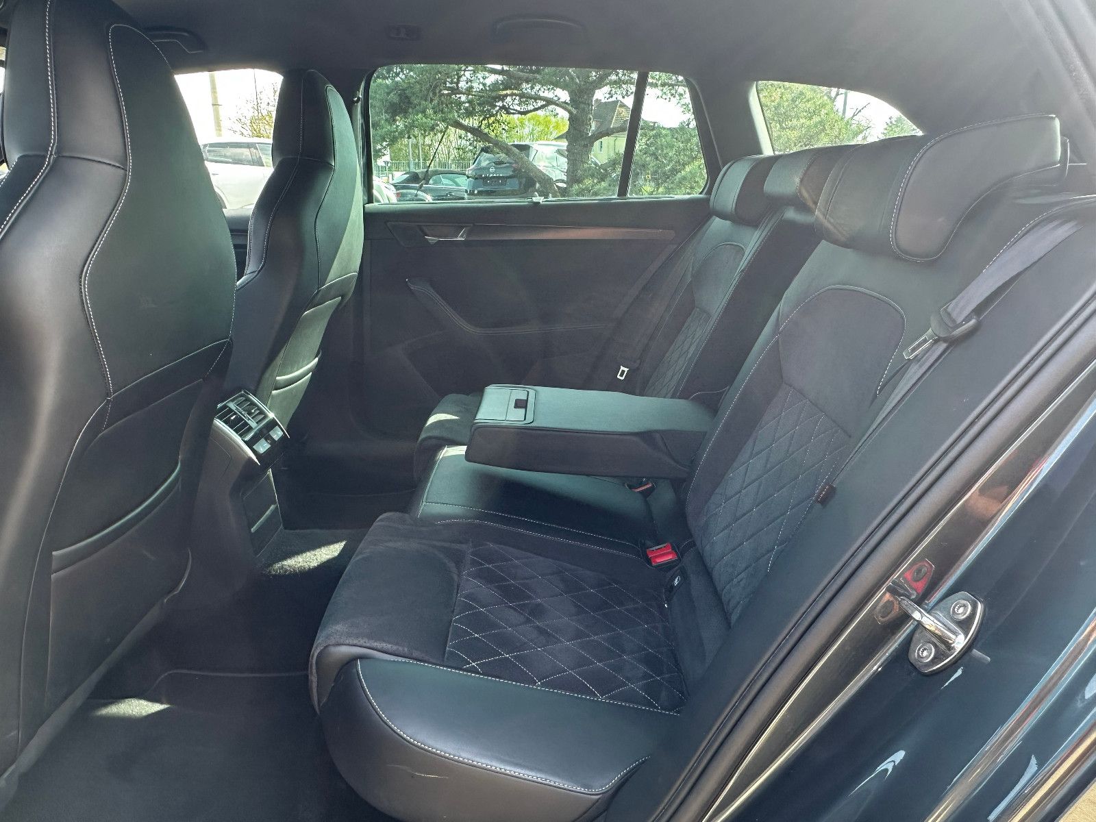 Fahrzeugabbildung SKODA Superb Combi Sportline 4x4
