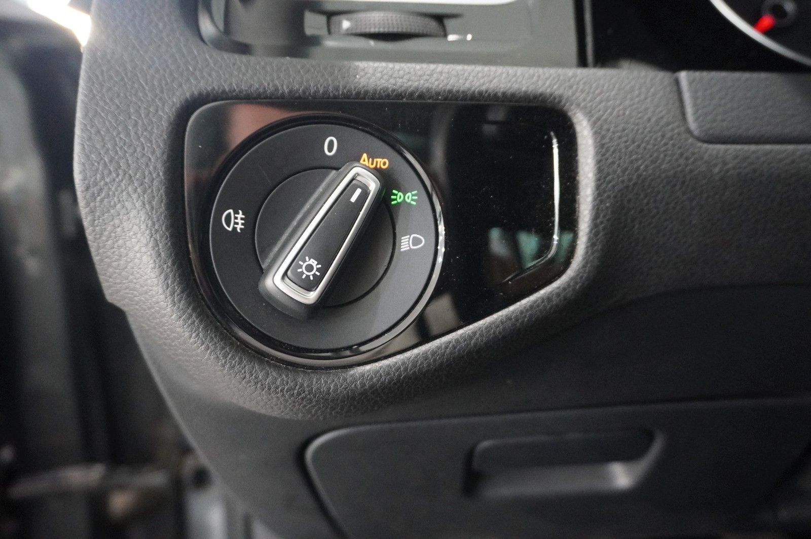 Fahrzeugabbildung Volkswagen Golf VII VAR. 1.6 TDI IQ-DRIVE NAVI/LED/ACC/AHK