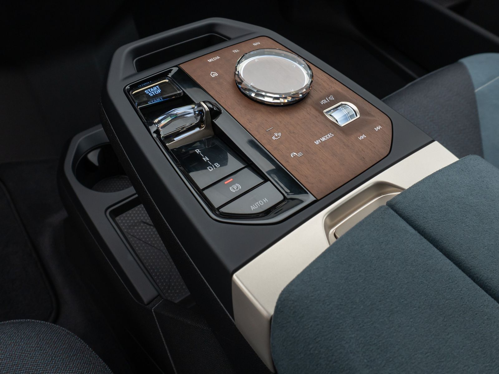 Fahrzeugabbildung BMW iX xD50 Panorama 360°Laser DAB H/K AHK Sport 22"