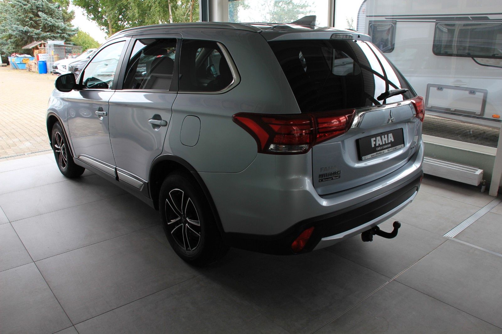 Fahrzeugabbildung Mitsubishi Outlander Edition 100 2WD