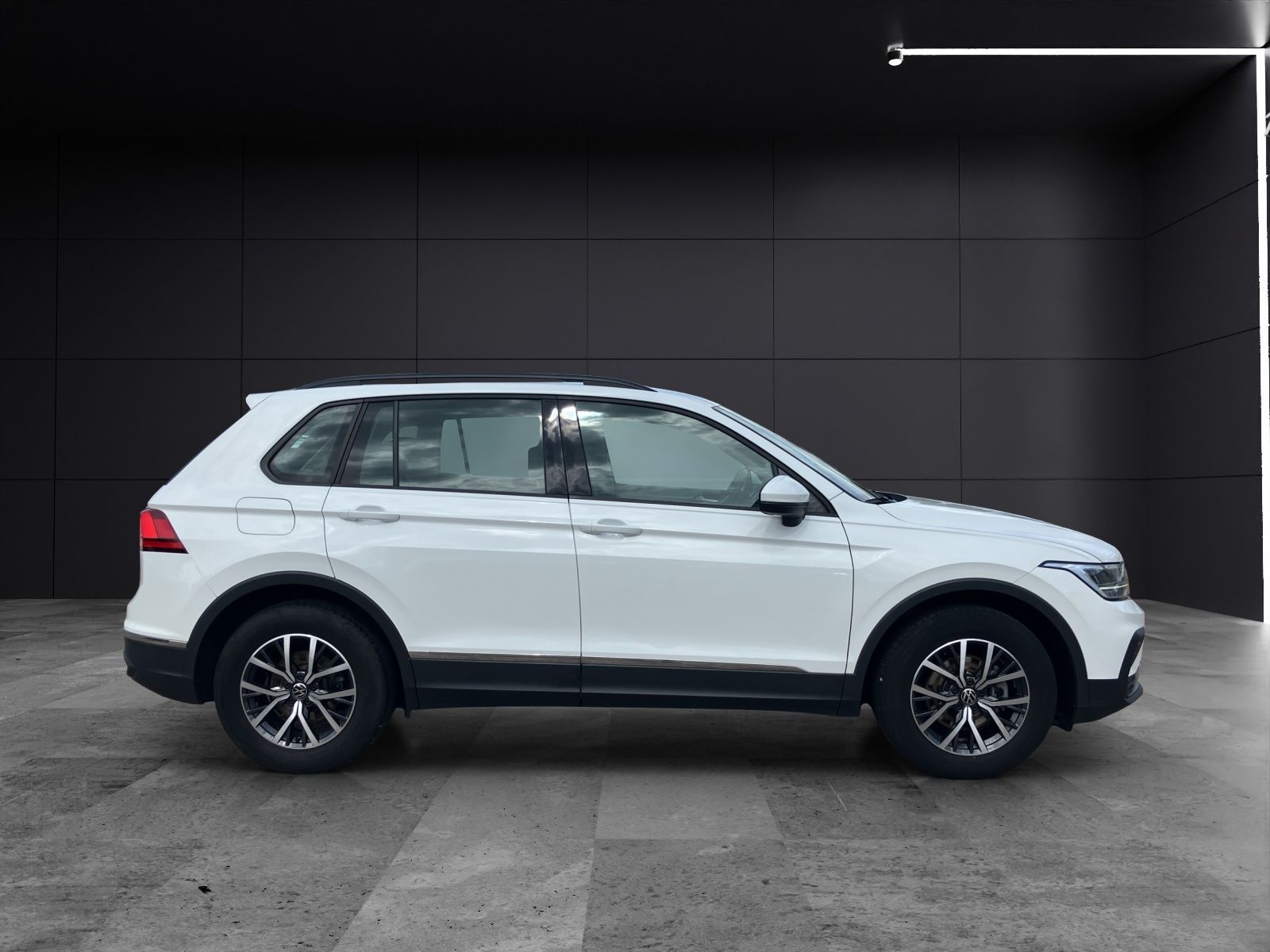 Fahrzeugabbildung Volkswagen Tiguan Life TSI DSG LED ACC SH LRHzg PDC AppConn