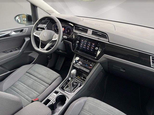 Fahrzeugabbildung Volkswagen Touran 1.5TSI DSG Highline 7-Sitz+STDHZ+AHK+PANO