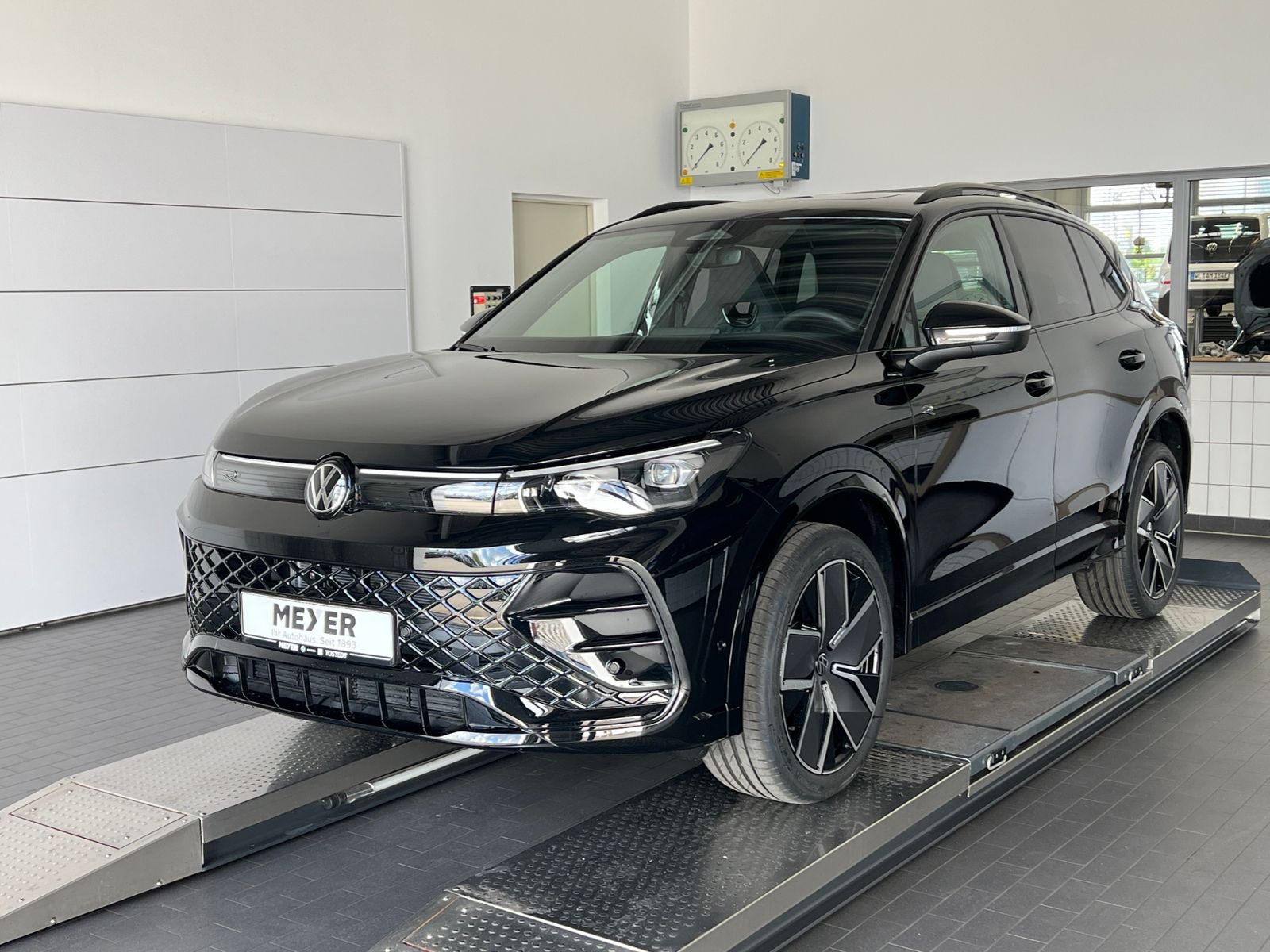 Fahrzeugabbildung Volkswagen Tiguan R-Line 2.0 TDI DSG 4MOTION *AHK, Navi, Pa