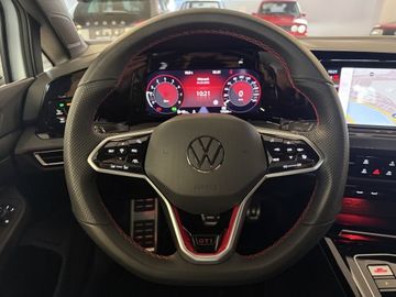 Fotografie des VW Golf VIII 2,0l TSI DSG GTI