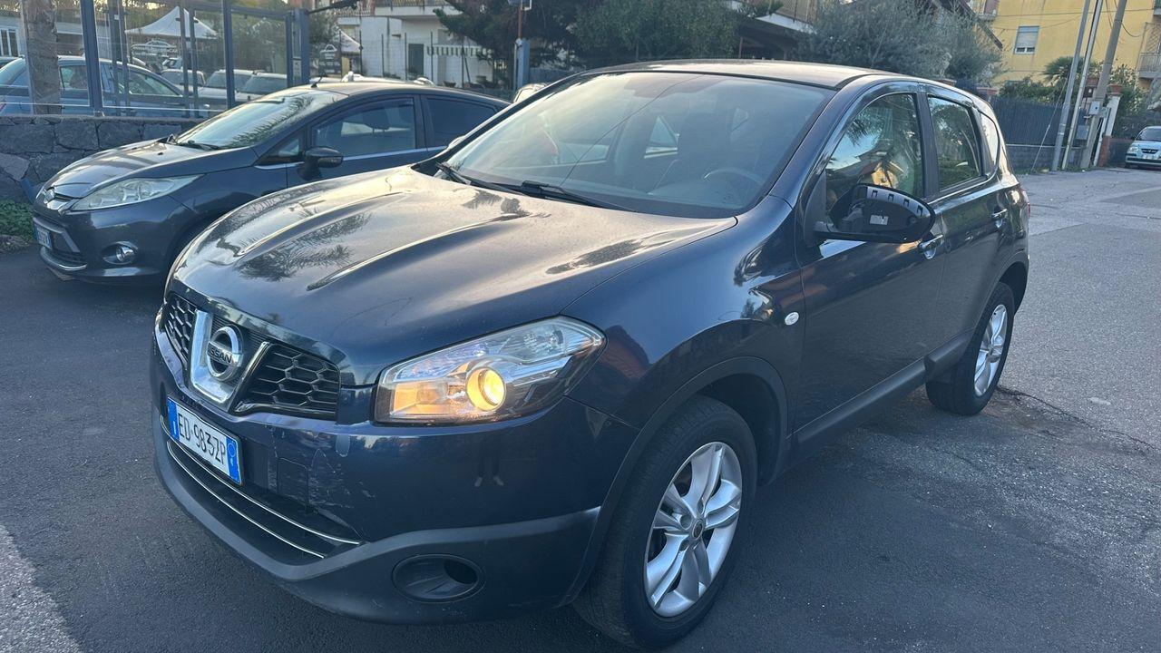Nissan Qashqai 2011 — rear view