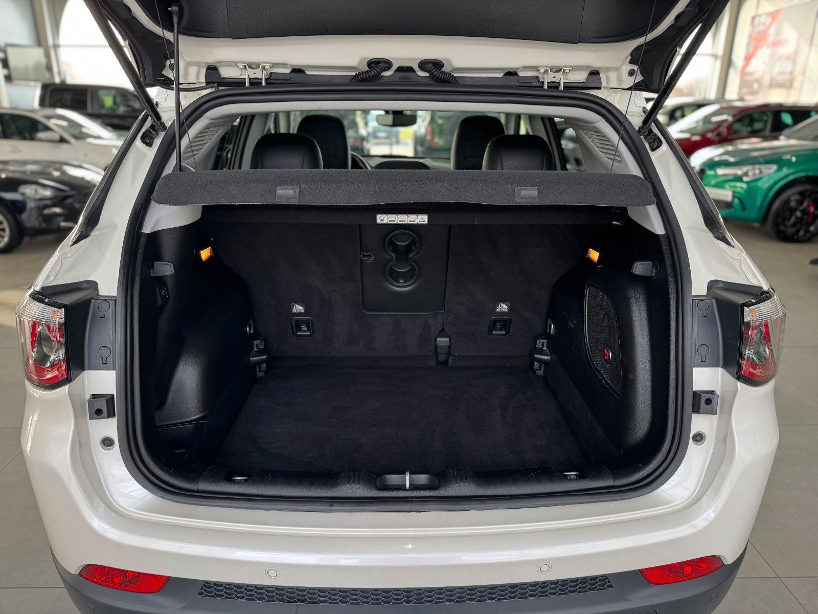 Fahrzeugabbildung Jeep Compass 1.4T Limited 4WD "Pano AHK Winterpaket"