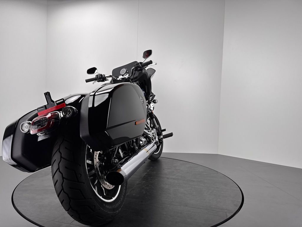 Fahrzeugabbildung Harley-Davidson LOW RIDER ST FXLRST *NEUWERTIG