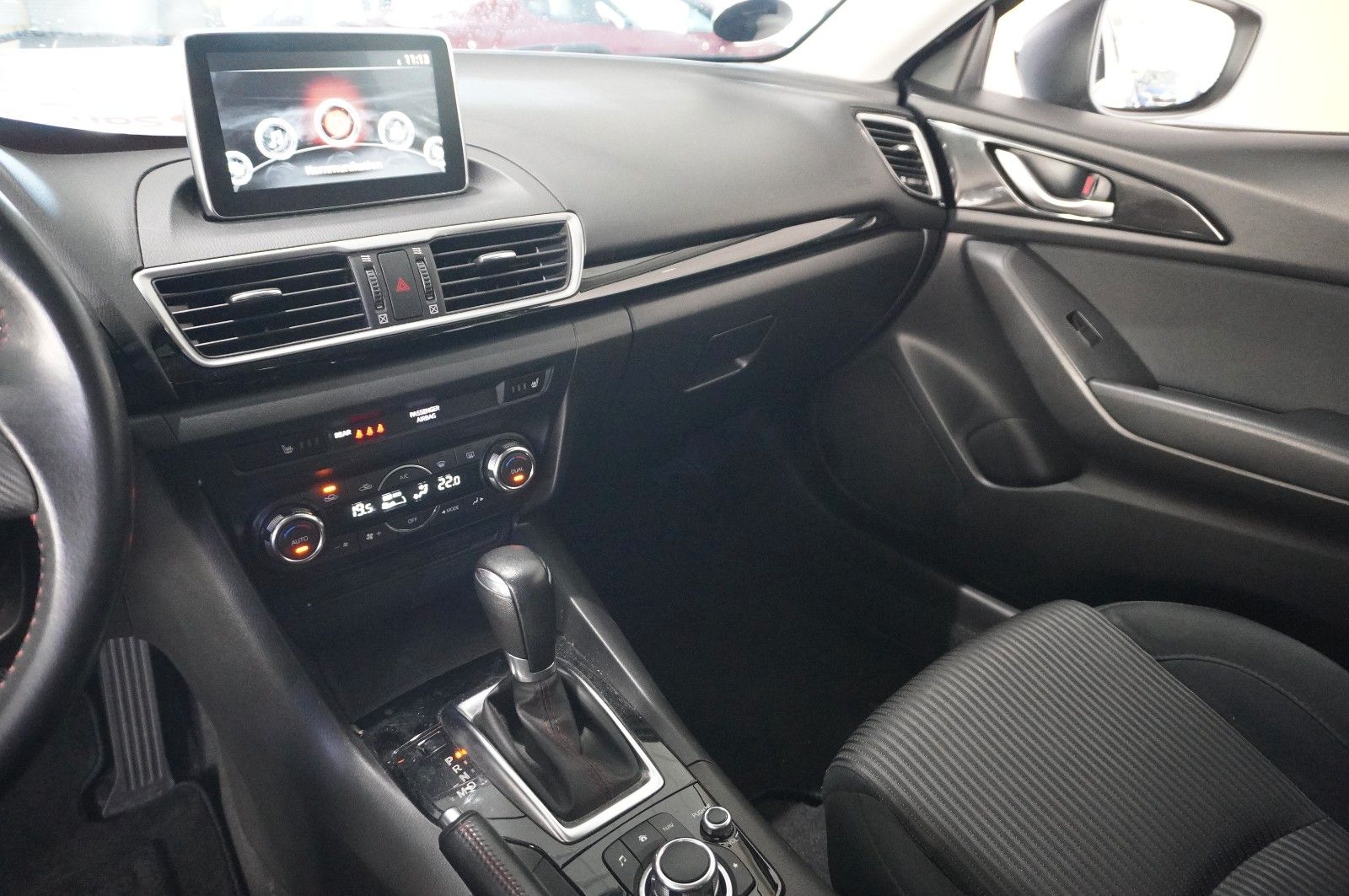 Fahrzeugabbildung Mazda 3 Lim. 2.0 SKYACTIVE VISION KLIMA/SHZ/PDC/TEMP.