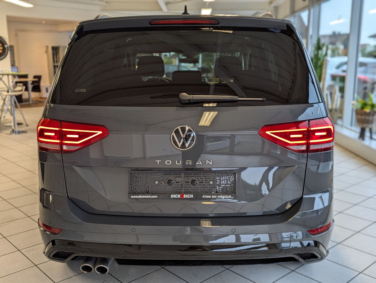 VW Touran 2.0 DSG R-Line High. Pano 7-Si IQ.Drive A - Image 6