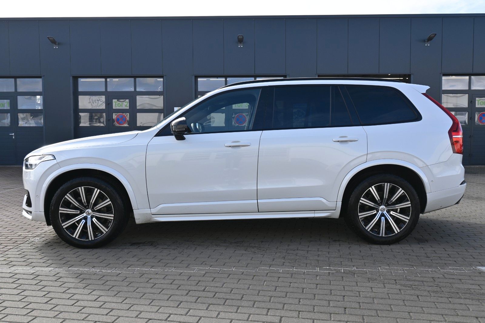 Fahrzeugabbildung Volvo XC90 B5D AWD Plus Dark*STDHZG*PANO*LUFT*360°*AHK
